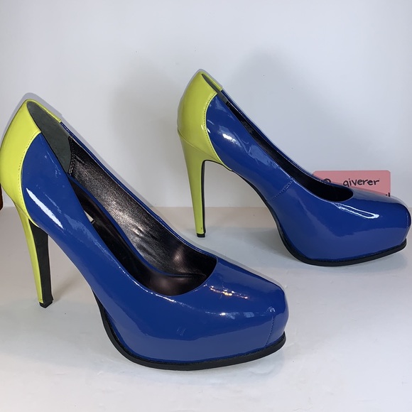 Vera Wang Two-Tome Patent Pumps - Picture 4 of 16